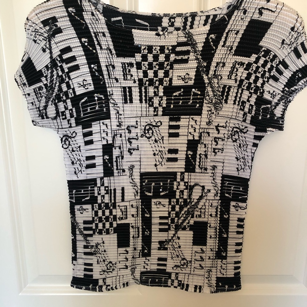 EUC Black and White Vintage Y2K Micro pleat short sleeve top with music motif